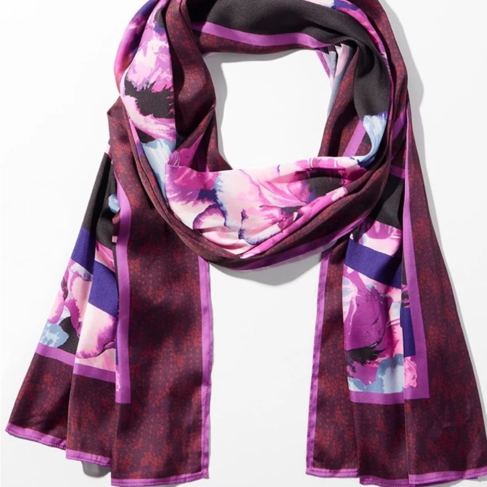 White House Black Market scarf. Viola oblong.